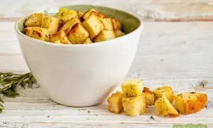 Goldbraune, knusprige Croutons mit Kräutern, perfekt zum **croutons selber machen** für Salate oder Suppen.