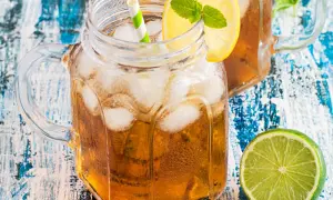 Erfrischender Eistee mit Zitrone und Minze im Glas. Perfekt, um eistee selber machen zu lernen und den Sommer zu genießen.