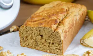 Saftiges Bananenbrot, frisch gebacken mit dem Thermomix. Nüsse und Bananen garnieren das köstliche Gebäck.