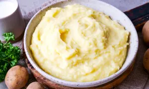 Cremiger Kartoffelbrei, perfekt für jedes Kartoffelbrei Rezept. Dazu ein Krug Milch und frische Petersilie.