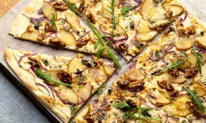 Flammkuchen mit Birne, Walnüssen und roter Zwiebel. Ein köstlicher Flammkuchen Belag, der süß und herzhaft kombiniert.