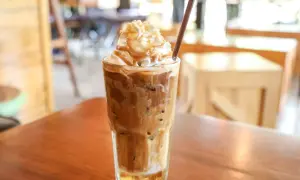 Ein erfrischender Eiskaffee mit Sahne und Karamellsoße, perfekt für ein Eiskaffee Rezept.