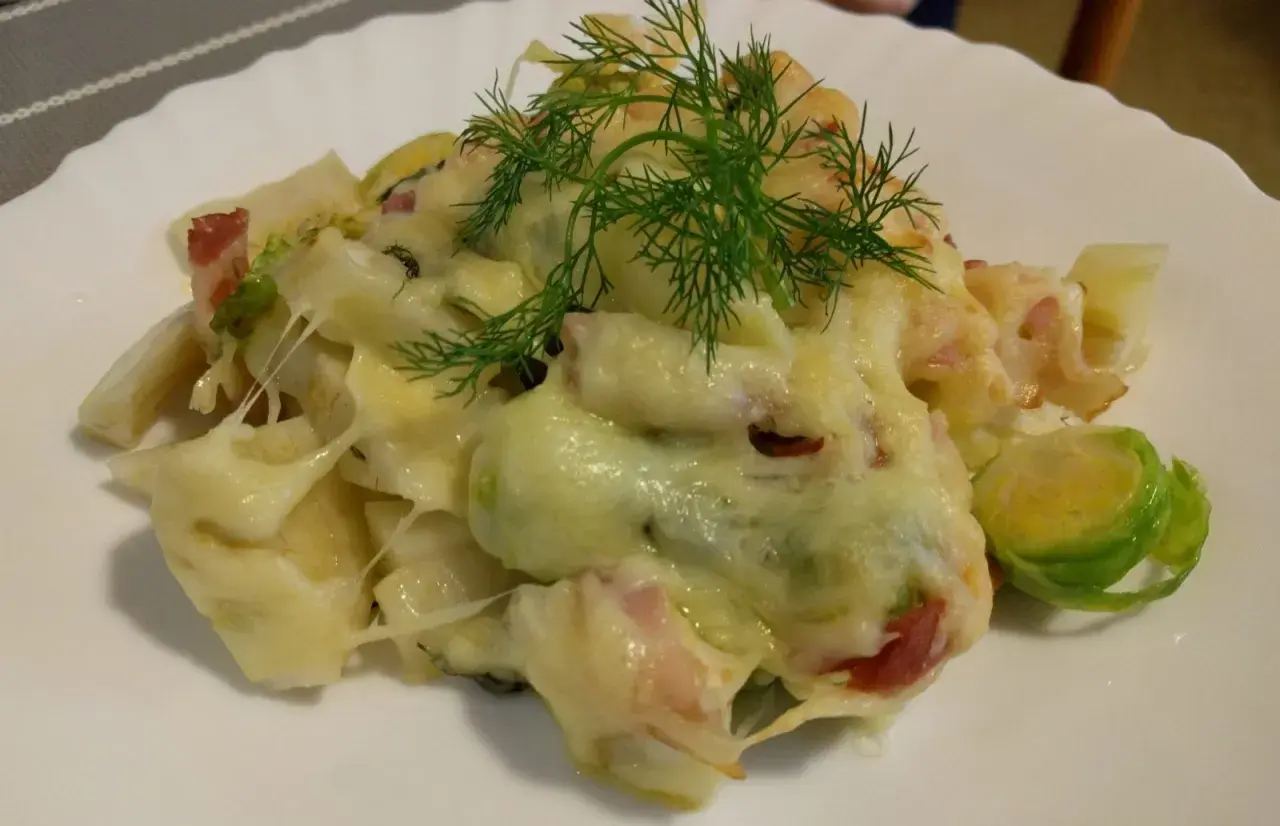 Überbackener Rosenkohl mit Speck und Käse, ein köstliches Gericht, das Lust auf mehr Rosenkohl Rezepte macht.