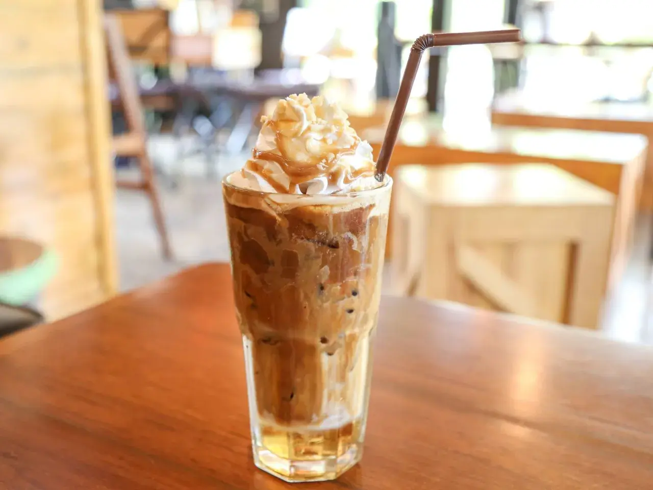 Ein erfrischender Eiskaffee mit Sahne und Karamellsoße, perfekt für ein Eiskaffee Rezept.