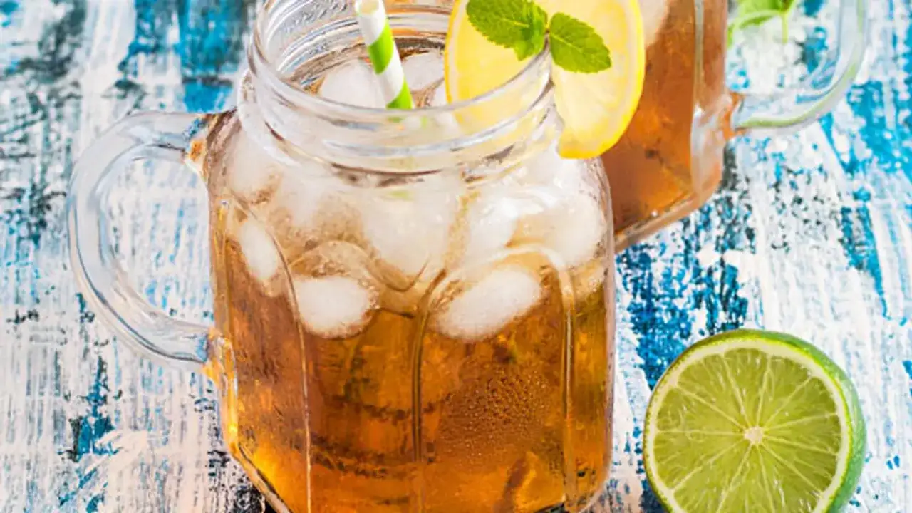 Erfrischender Eistee mit Zitrone und Minze im Glas. Perfekt, um eistee selber machen zu lernen und den Sommer zu genießen.