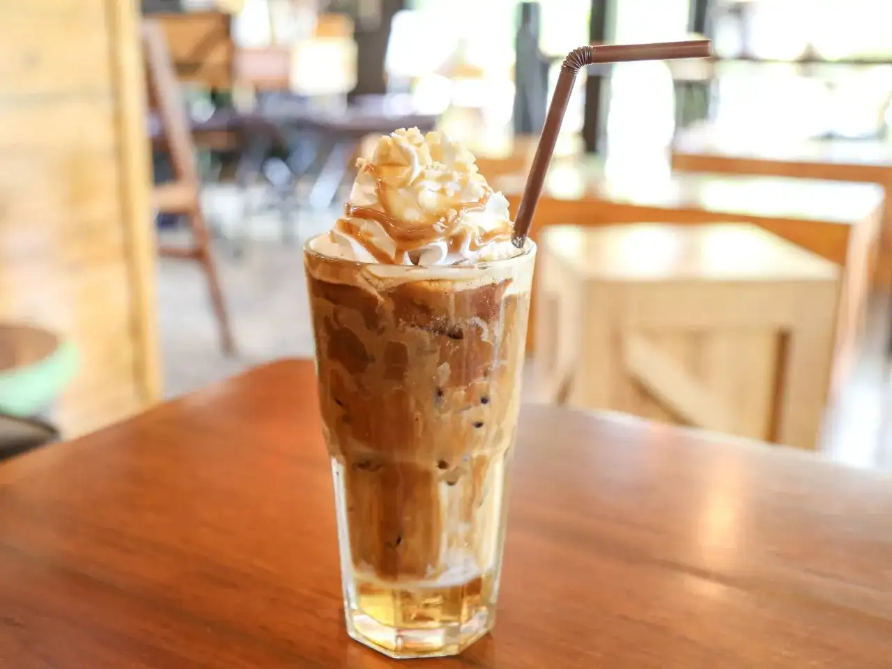 Ein erfrischender Eiskaffee mit Sahne und Karamellsoße, perfekt für ein Eiskaffee Rezept.