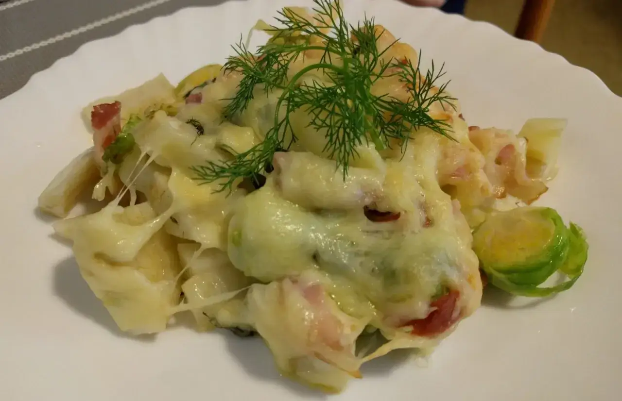 Überbackener Rosenkohl mit Speck und Käse, ein köstliches Gericht, das Lust auf mehr Rosenkohl Rezepte macht.