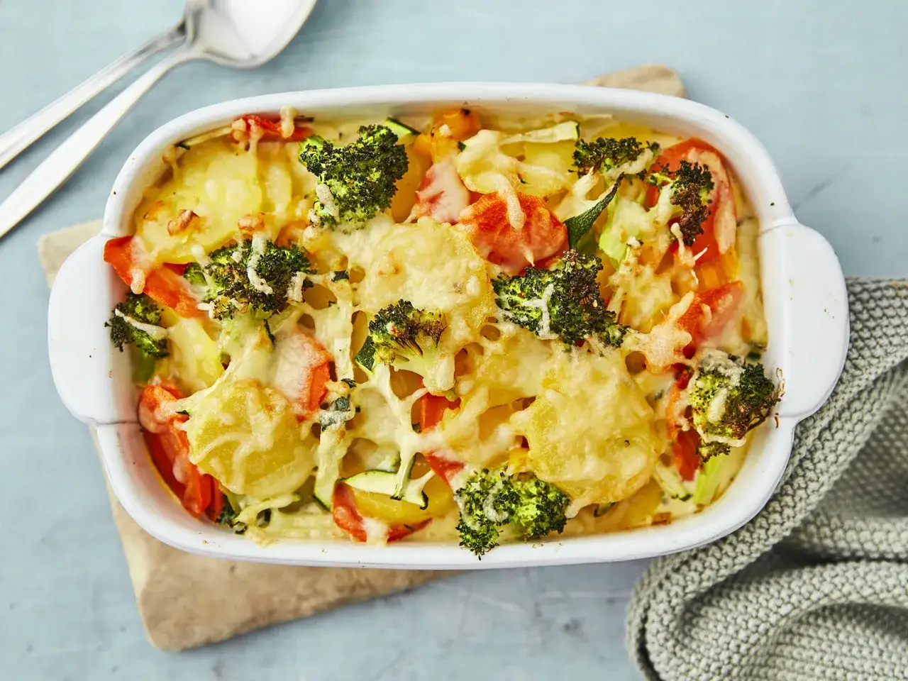 Herzhaftes Kartoffelauflauf Rezept mit Brokkoli, Karotten und Zucchini, überbacken mit geschmolzenem Käse. Ein Genuss!