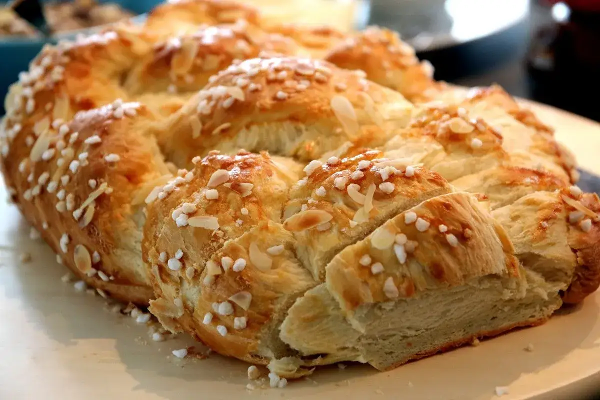 Friedas genialer Hefezopf, goldbraun gebacken und mit Mandelsplittern und Hagelzucker bestreut, duftet verlockend.