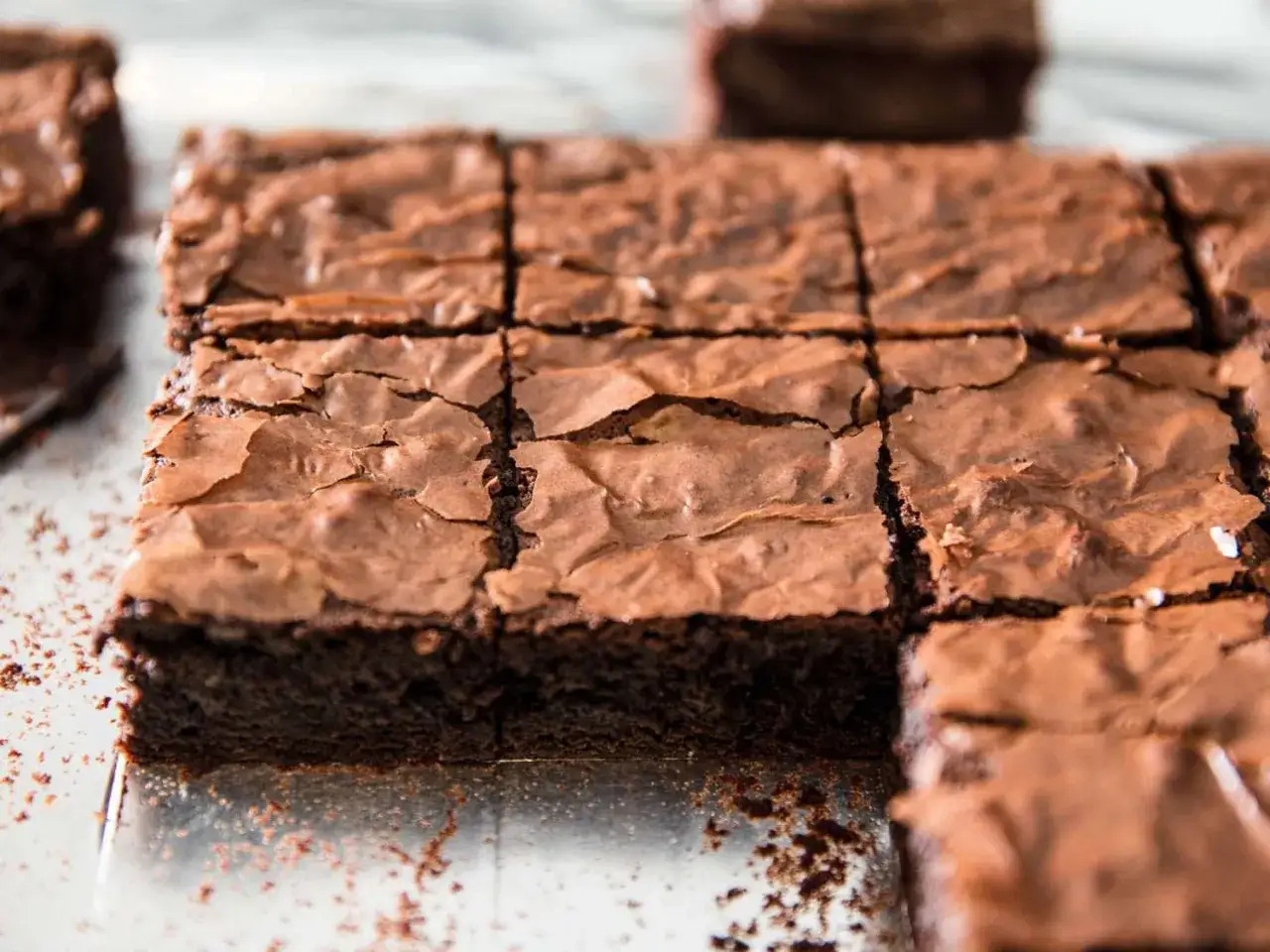 Saftige Brownies, perfekt geschnitten, ein köstliches Ergebnis eines einfachen Brownie Rezepts.