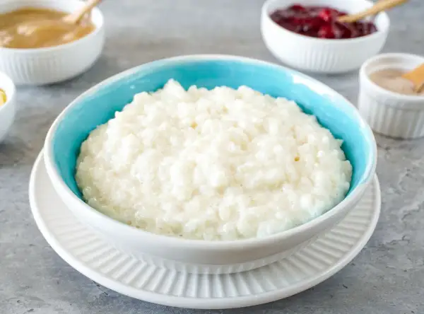 Cremiger Milchreis, perfekt für ein einfaches Milchreis Rezept. Dazu Apfelmus und Kirschen.