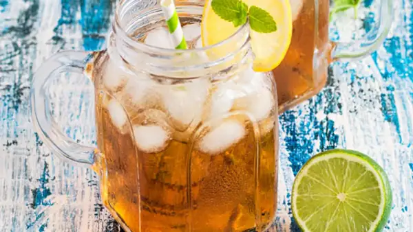 Erfrischender Eistee mit Zitrone und Minze im Glas. Perfekt, um eistee selber machen zu lernen und den Sommer zu genießen.