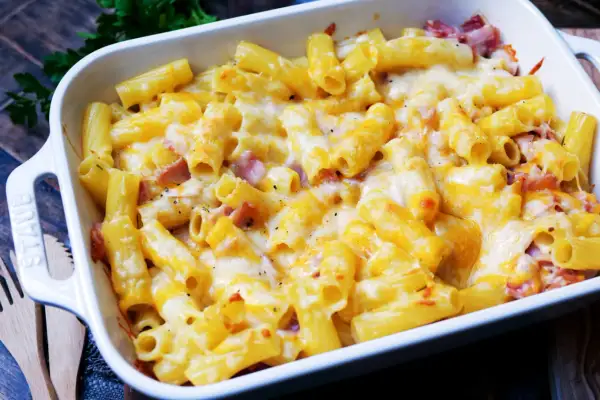 Herzhaftes Nudel Schinken Gratin mit geschmolzenem Käse, bereit zum Genießen.