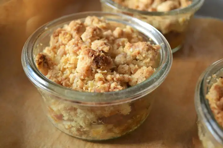 Apfel-Crumble mit knusprigen Streuseln einfach zubereiten