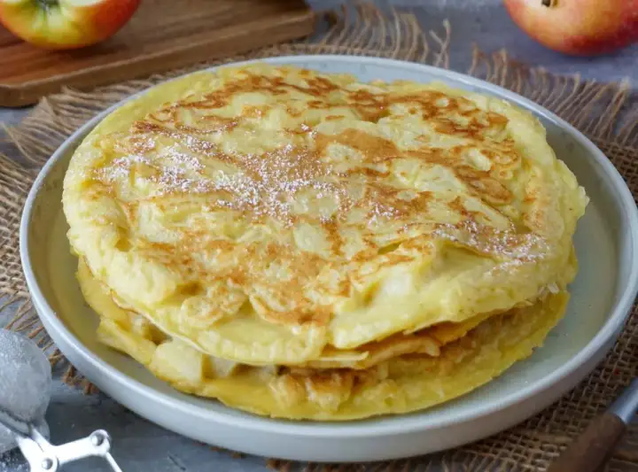Apfelpfannkuchen goldbraun und saftig aus der Pfanne