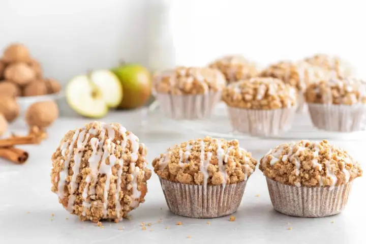 Saftige Apfelmuffins mit Zimt und Streuseln backen